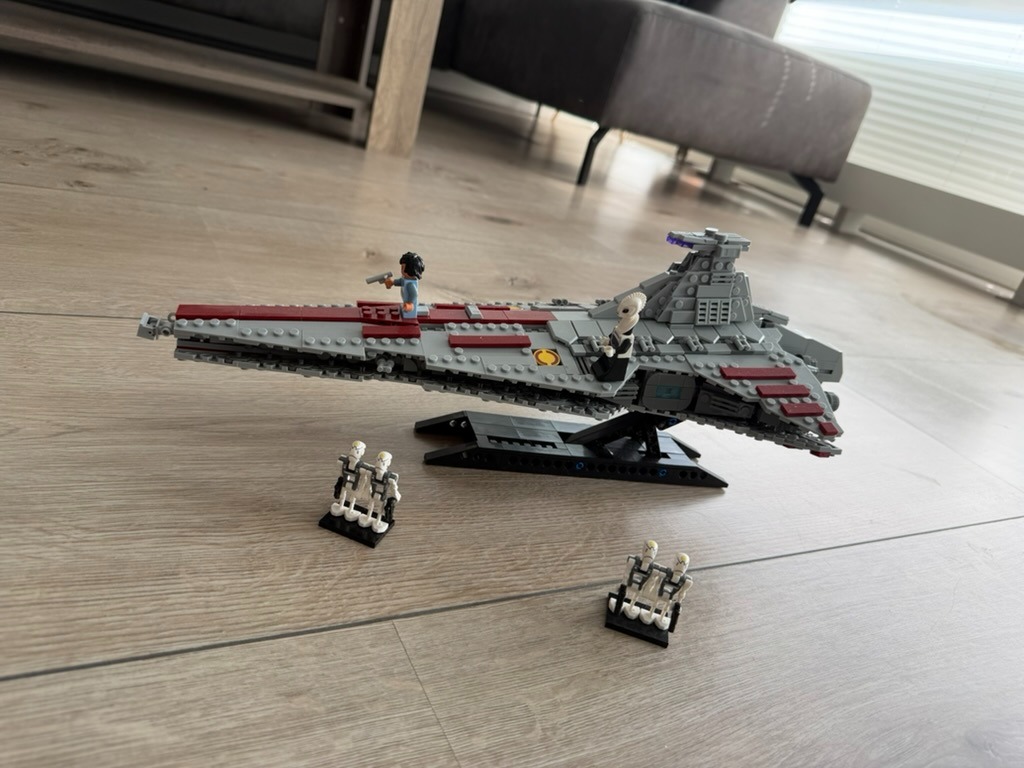 V-Class Star Cruiser with minifigures displayed